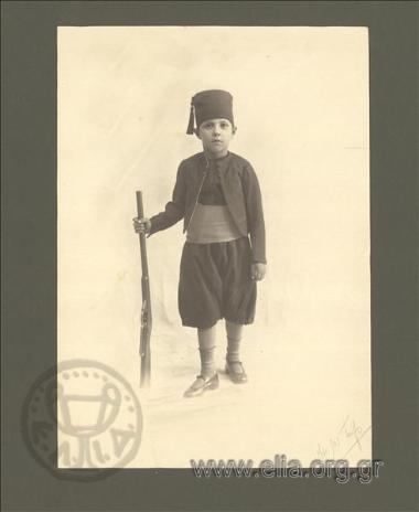 Ο Ορέστης Ζαρίφης σε παιδική ηλικία μεταμφιεσμένος.