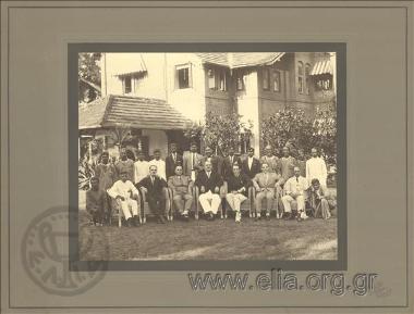 Ομαδικό πορτραίτο ελλήνων επιχειρηματίων και γηγενών συνεργατών.