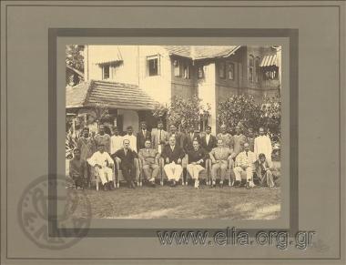 Ομαδικό πορτραίτο ελλήνων επιχειρηματίων και γηγενών συνεργατών.