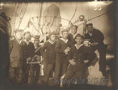 Φοιτητές της Σχολής Ναυτικών Δοκίμων στο κατάστρωμα πλοίου του Πολεμικού Ναυτικού (τορπιλοβόλο;)