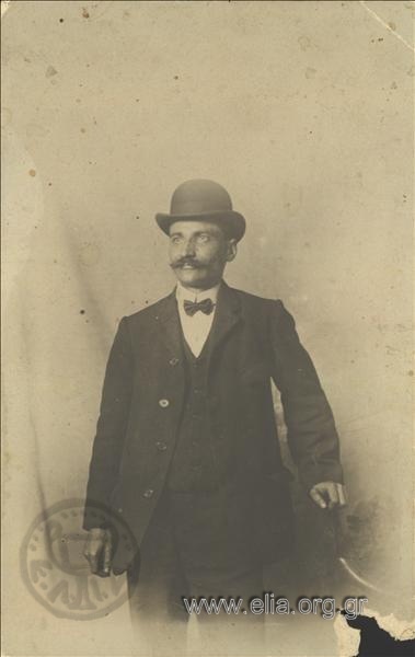 Πορτραίτο άνδρα με παπιγιόν και καπέλο melon.