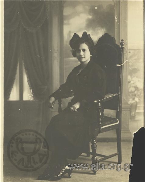 Πορτραίτο γυναίκας καθισμένη σε καρέκλα.