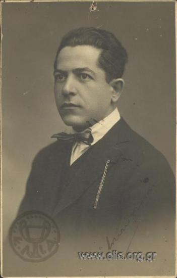 Ο βαθύφωνος Κωστής Νικολάου ( ;).