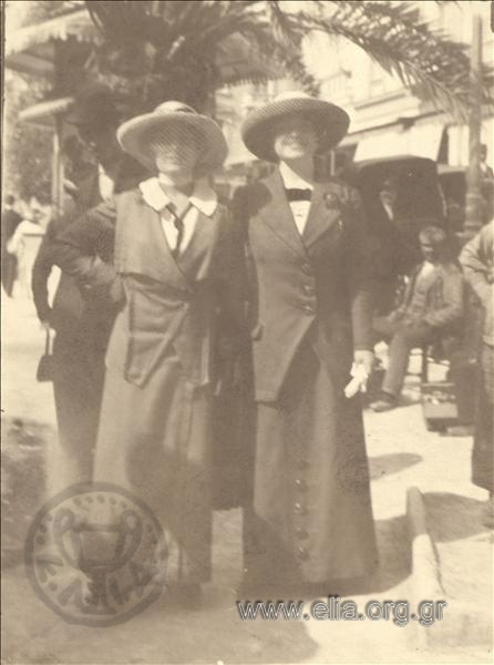 Πορτραίτο δύο γυναικών σε πλατεία.