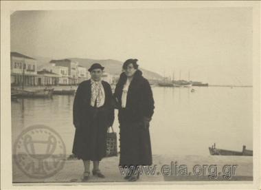 Πορτραίτο δύο γυναικών σε λιμάνι.