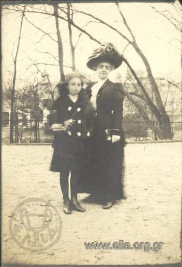 Η Μαρία Καρατζά μικρή με συγγενή της σε πάρκο.