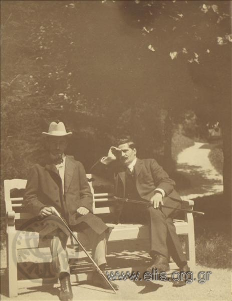 Δύο άνδρες σε πάρκο.
