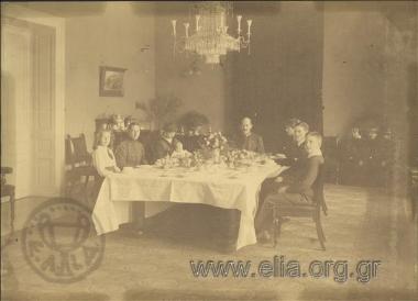 Η βασιλική οικογένεια του Κωνσταντίνου Α' στο τραπέζι.