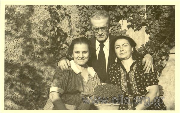 Markos Avgeris between his wife Galatia and his sister Elli Alexiou