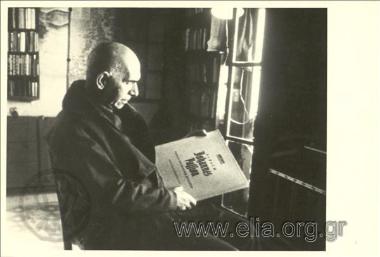 Ο ποιητής και μουσικός Λευτέρης Αλεξίου (1890-1964) κρατά το δίσκο γραμμοφώνου “Τα κατά Ιωάννην Πάθη” του Μπαχ (Johannes Passion).