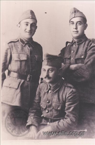 Ο Νίκος Καββαδίας (1910-1975) στρατιώτης  με άλλους 2 στρατιώτες.