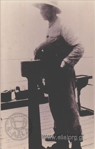 Ο Νίκος Καββαδίας (1910-1975) στο πηδάλιο του ατμόπλοιου Antzouletta.