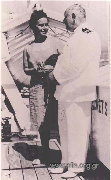 Ο Νίκος Καββαδίας (1910-1975) με τη Χριστίνα Τσίγκου στο πλοίο.