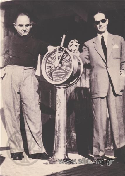 Ο Νίκος Καββαδίας (1910-1975) με τον γάλλο ποιητή George Shehadé σε πλοίο.