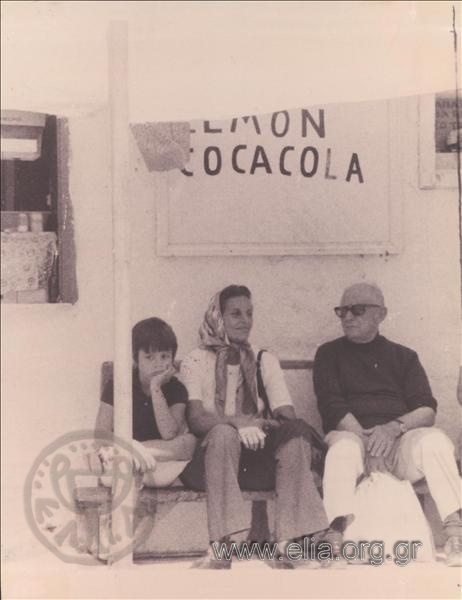 Ο Νίκος Καββαδίας (1910-1975) με την Έλγκα Καββαδία και τον Φίλιππο Χατζόπουλο.