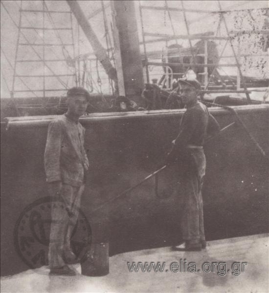 Ο Νίκος Καββαδίας (1910-1975) σε εργασία στο πλοίο.