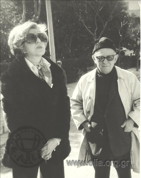 Ο Νίκος Καββαδίας (1910-1975) με κυρία.