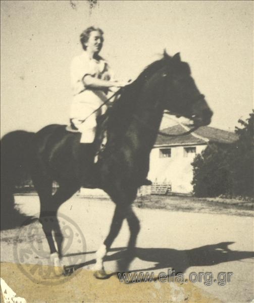 Η Ζωή Καρέλλη (1901-1998) πάνω σε άλογο.