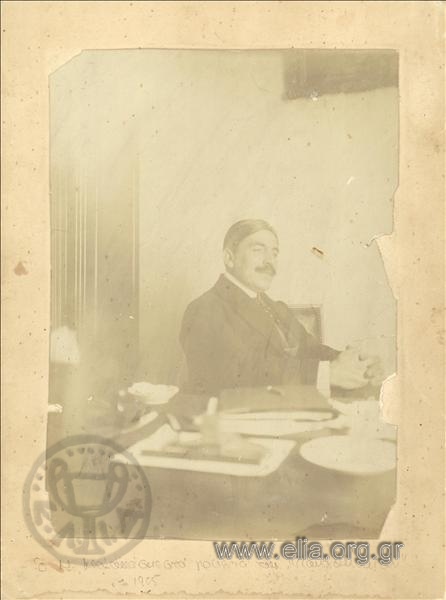 Ο Μιλτιάδης Μαλακάσης (1869-1943) σε γραφείο.