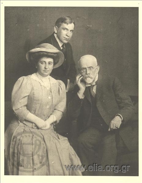 Ο Μιλτιάδης Μαλακάσης (1869-1943), η σύζυγός του Ζωή και άγνωστος.