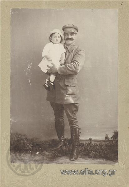 Ο Σπύρος Ματσούκας (1870-1928) κρατώντας παιδί.