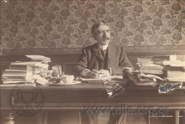 Ο Jean Moreas (1856-1910) στο γραφείο του.
