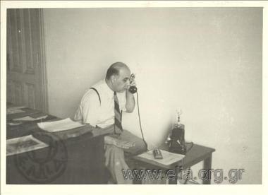 Ο Γιώργος Σεφέρης (1900-1971) στο Γραφείο Τύπου.