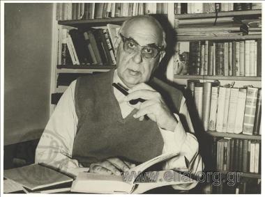 O Γιώργος Σεφέρης στο γραφείο του (1900-1971) στο σπίτι του στην οδό Άγρας.