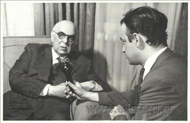 Ο Γιώργος Σεφέρης  δίνει συνέντευξη στο BBC.