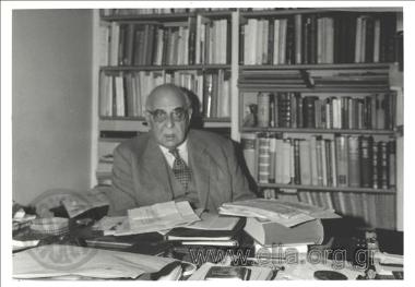 Ο Γιώργος Σεφέρης (1900-1971) στο γραφείο του, στο σπίτι του στην οδό Άγρας.
