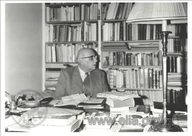 Ο Γιώργος Σεφέρης (1900-1971) στο γραφείο του, στο σπίτι του στην οδό Άγρας.