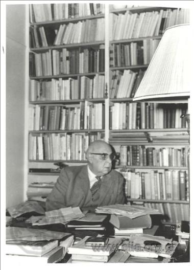 Ο Γιώργος Σεφέρης (1900-1971) στο γραφείο του, στο σπίτι του στην οδό Άγρας.