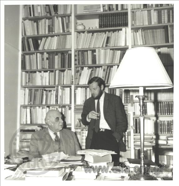 Ο Γιώργος Σεφέρης στο γραφείο του με τον Edmund Keeley.