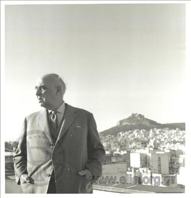 Ο Γιώργος Σεφέρης στην ταράτσα του σπιτιού του στην οδό Άγρας.