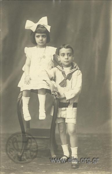 Ο Στρατής Τσίρκας (1911-1980) σε παιδική ηλικία με την αδερφή του Μαρία.