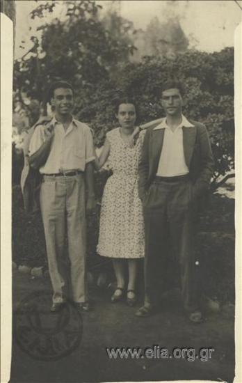 Ο Στρατής Τσίρκας (1911-1980) με το ζεύγος Πιερίδη.