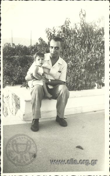Ο Στρατής Τσίρκας (1911-1980) με το γιό του Κωστή.