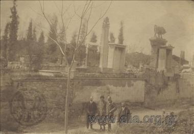 Ο Αλέξανδρος Φιλαδελφεύς (1866-1955) στον Κεραμεικό με συντροφιά.