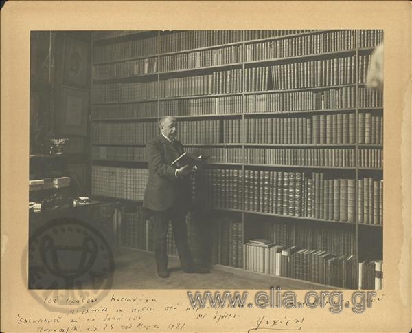 Ο Ψυχάρης (1854-1929) στη βιβλιοθήκη του.