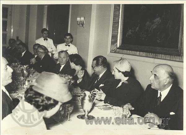 Ο Γιώργος Σεφέρης σε επίσημο δείπνο παρουσία του υπουργού Γρηγόρη Κασιμάτη