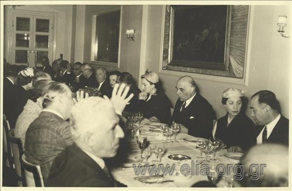 Ο Γιώργος Σεφέρης σε επίσημο δείπνο παρουσία του υπουργού Γρηγόρη Κασιμάτη
