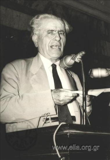 Ο πρόεδρος της ΕΔΑ Γιάννης Πασαλίδης (1885-1968) στο βήμα της Βουλής.