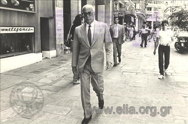 Ο πρωθυπουργός Γεώργιος Ράλλης περπατά μόνος στον πεζόδρομο της οδού Βαλαωρίτου.