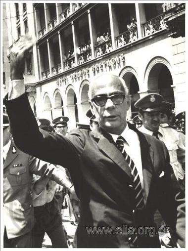 Prime Minister  Georgios Rallis greets the crowds of people in front of Grande Bretagne Hotel.