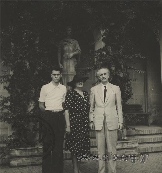 Ο Γεώργιος Παπανδρέου, η Μαρία Κυβέλη και ο γιος τους Γεώργιος.