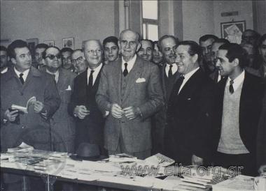 Ο Γεώργιος Παπανδρέου επισκέπτεται την Πανελλήνιο Έκθεση Ελλήνων γελοιογράφων. Δίπλα του ο γελοιογράφος Φωκίων Δημητριάδης.