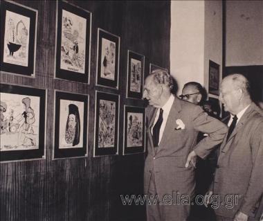 Ο Γεώργιος Παπανδρέου επισκέπτεται την Πανελλήνιο Έκθεση Ελλήνων γελοιογράφων. Δίπλα του ο γελοιογράφος Φωκίων Δημητριάδης.