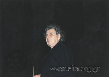 Ο Μίκης Θεοδωράκης διευθύνει.