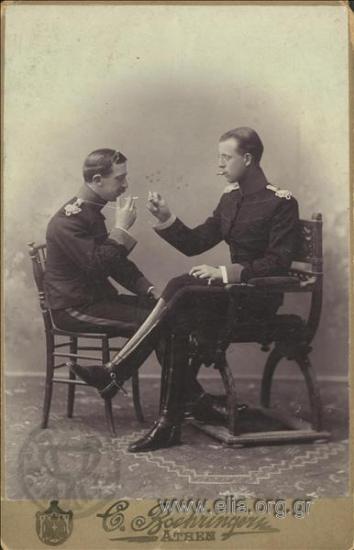Ο πρίγκηπας Ανδρέας με στολή ανθυπιλάρχου και ο φίλος του και υπασπιστής του ανθυπίλαρχος Μενέλαος Μεταξάς.