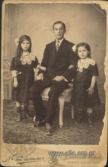 Ομαδικό πορτραίτο. Νέος και δύο κορίτσια με δαντελένιους γιακάδες.